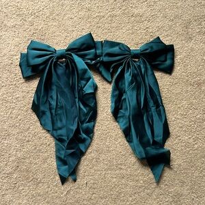 Evergreen color big satin bow set with clips